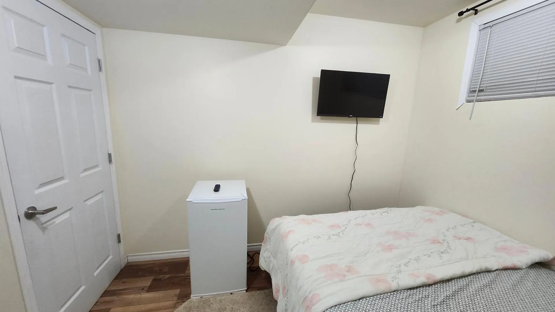 Basement Apartment Калгари